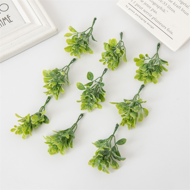 Foreign trade hot sale Christmas decoration succulent green plant pine cone plastic flowers and plants leaves Ferns shooting props