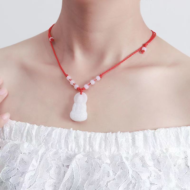 Оптовая продажа маленьких украшений из Иу, имитация нефритового Будды, подвеска из белого стекла, Гуаньинь, Майтрея, красная веревка, ожерелье для пар