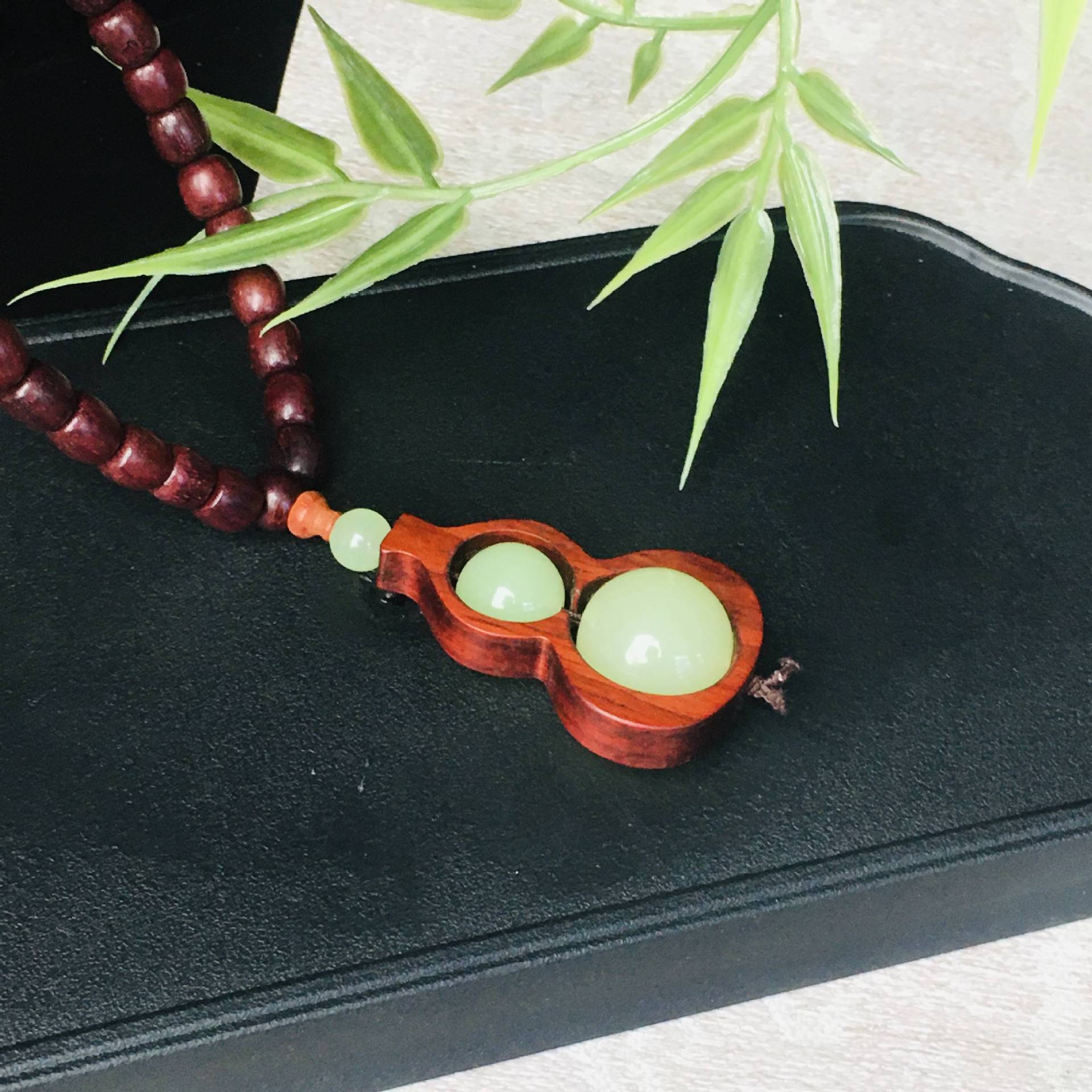 Gourd Bead Small Leaf Rosewood Necklace