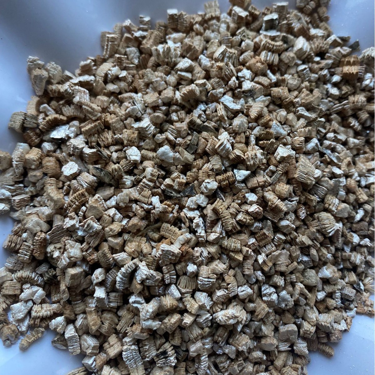 Large Particles of Silver-White Vermiculite for Reptile Pets, 5-8mm, Used for Insulation, Seedling Cultivation, and Incubation; Expanded Xinjiang White Vermiculite