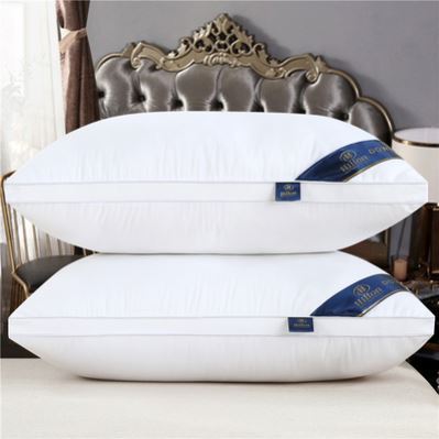 Подушка утолщенная и повышенная без деформации. высокая подушка не проваливается. одинокая мужская подушка выше для защиты шейного отдела позвоночника и помощи во сне