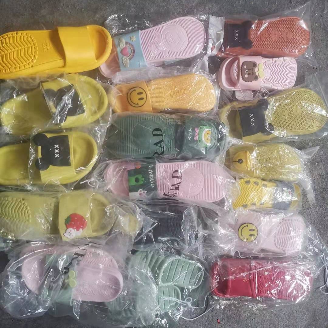 Stall supply rubber miscellaneous household slippers thickened soft bottom lovers slippers various styles of slippers night market shoes