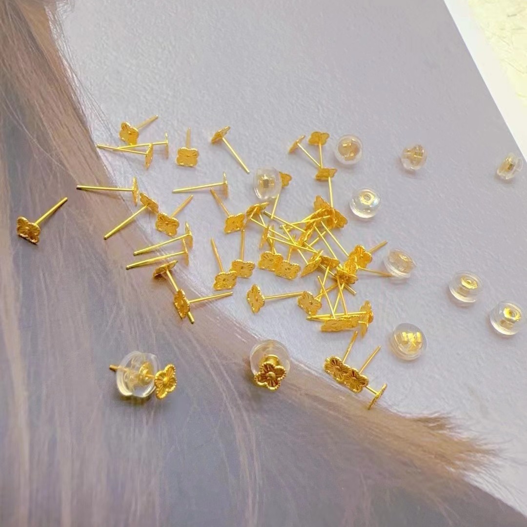 18K Gold Small Earrings for Women, Fashionable Mini Four-Leaf Clover Earrings, Simple, Compact and Fashionable Au750 Color Gold Earrings