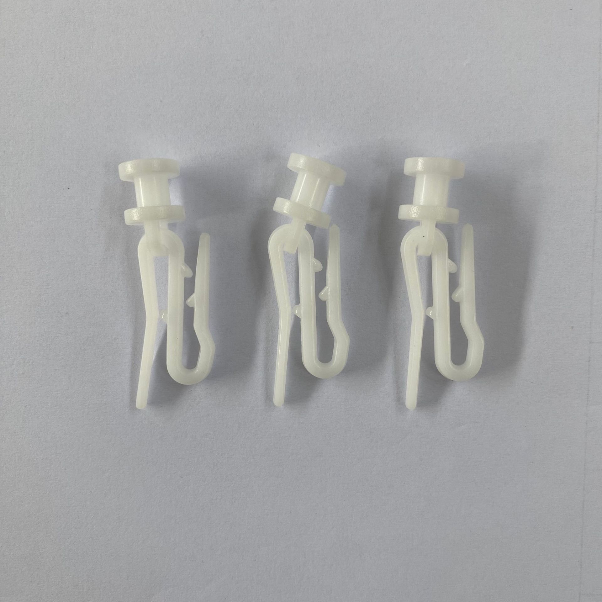 Производитель производит ползунковый шторный ролик, подвесной крюк, пластиковые аксессуары для пассажирского автобуса, кольцо для бусин