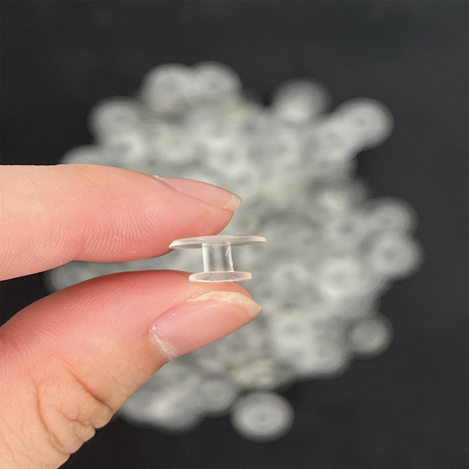 ПВХ мягкий клей прямые продажи садовые туфли сабо пластиковые аксессуары брошка для обуви с английским логотипом I-образная брошка