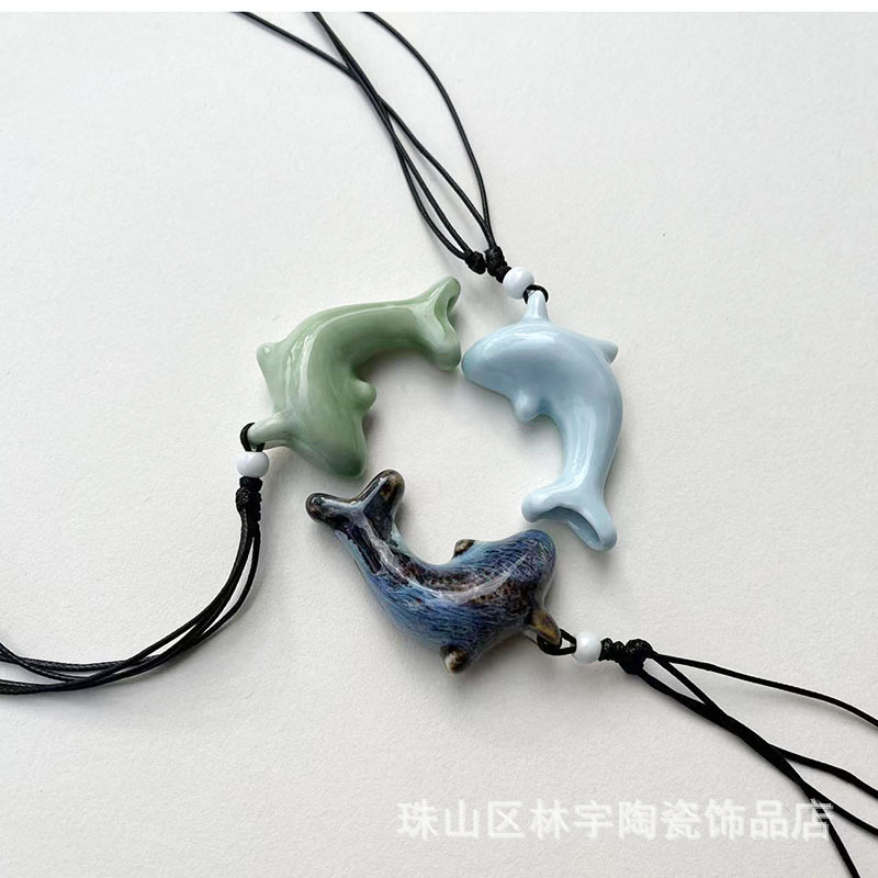 Cartoon little dolphin ceramic whistle children's ceramic necklace scenic spot hot selling crafts souvenir ceramic whistle