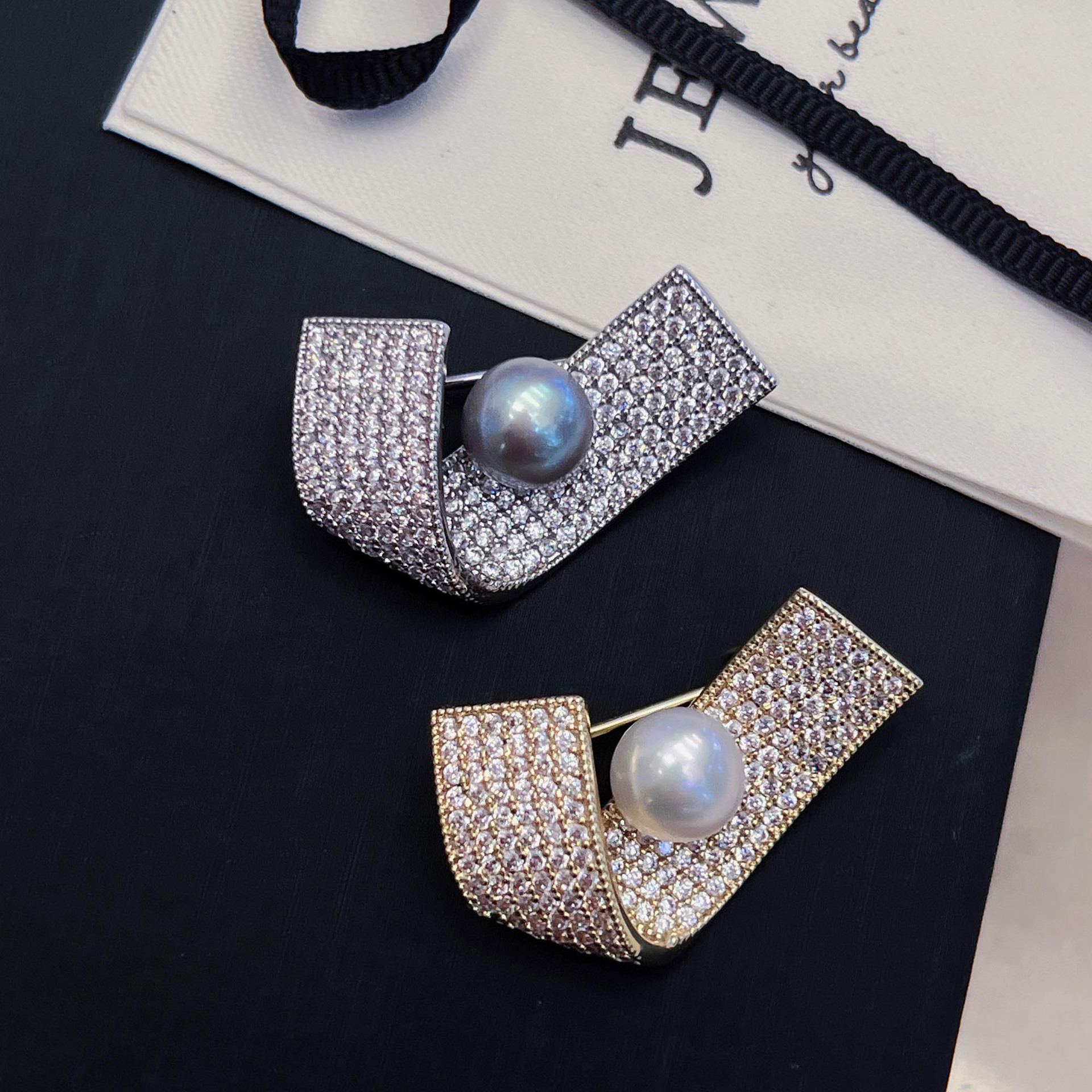 New Minimax Line Wing silver Style tian Ran Freshwater Real Pearl Corsage Elegant Commuter Sweater Brooch