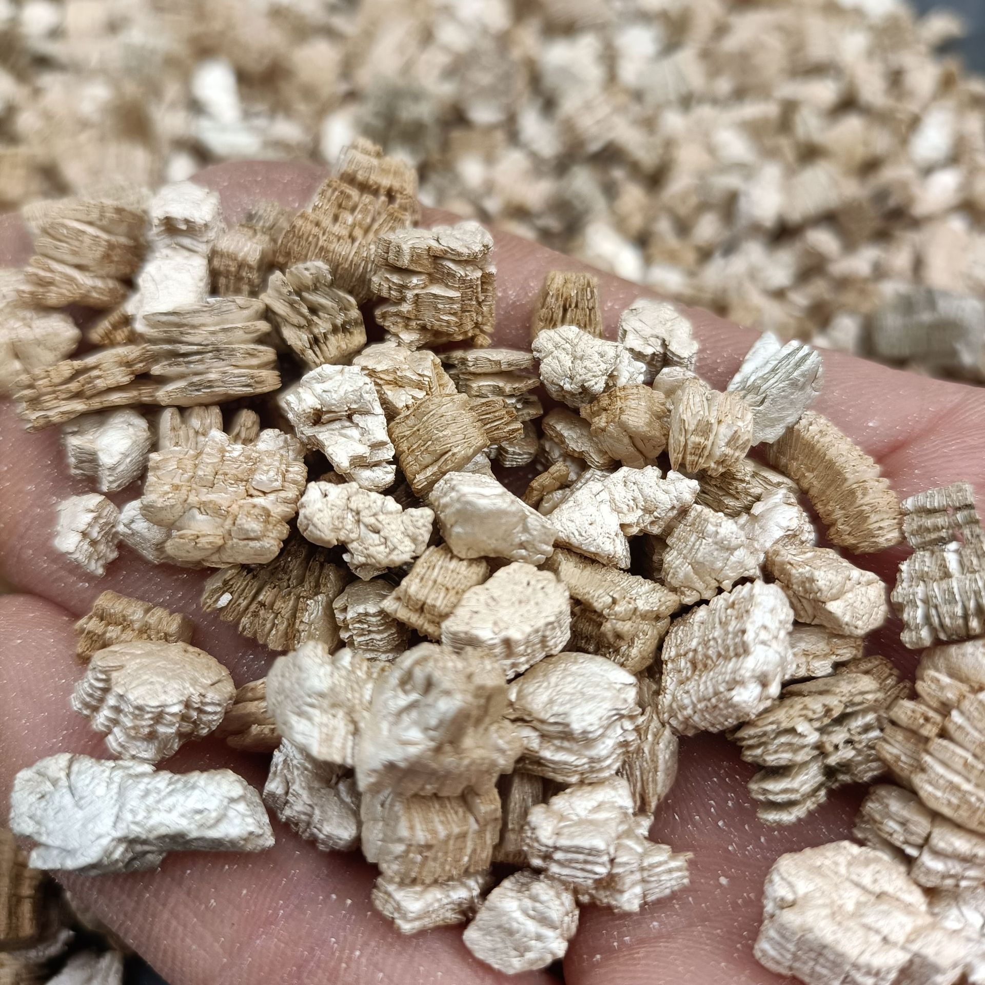 Factory wholesale Xinjiang white vermiculite powder silver white vermiculite 3-6 Xinjiang white vermiculite large particles 5-8 expanded vermiculite