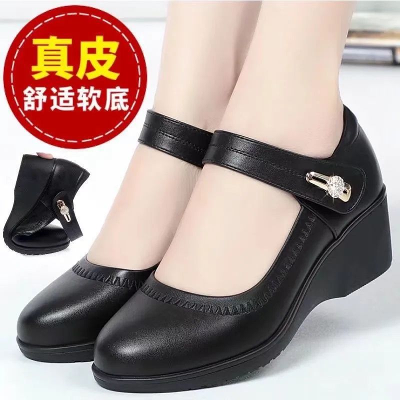 Foreign trade wholesale real soft leather soft bottom mother small leather shoes 2025 spring and autumn new soft bottom non-slip wedge heel for the elderly single