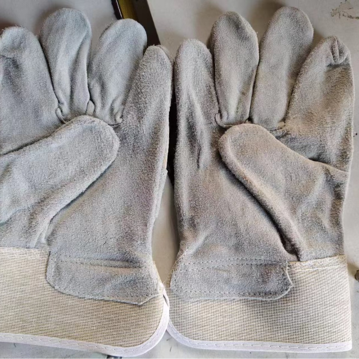 Short welding gloves
