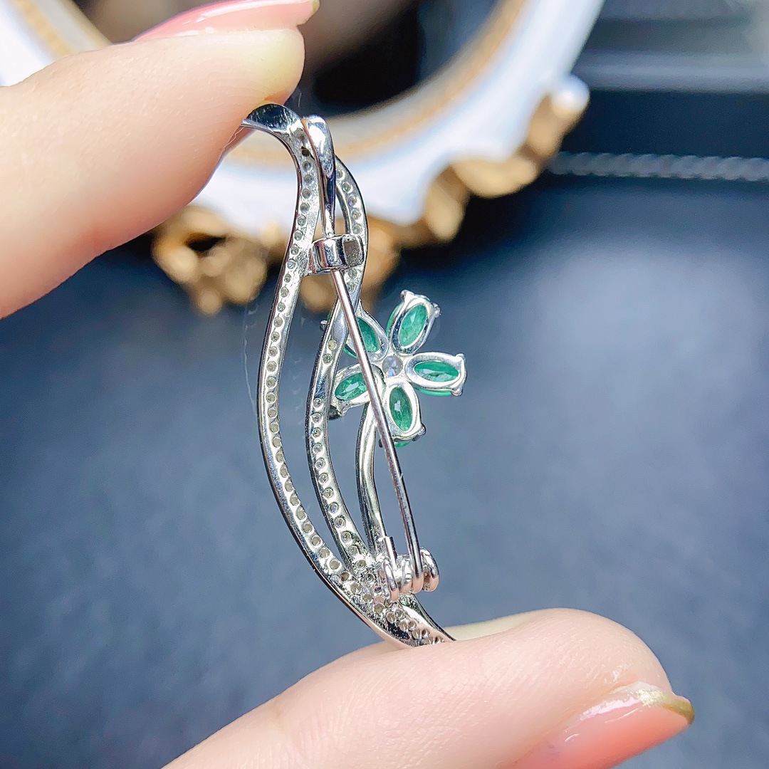 Factory wholesale explosions natural emerald brooch S925 silver inlaid with the main stone 3*5 selling Europe and the United States a generation of hair