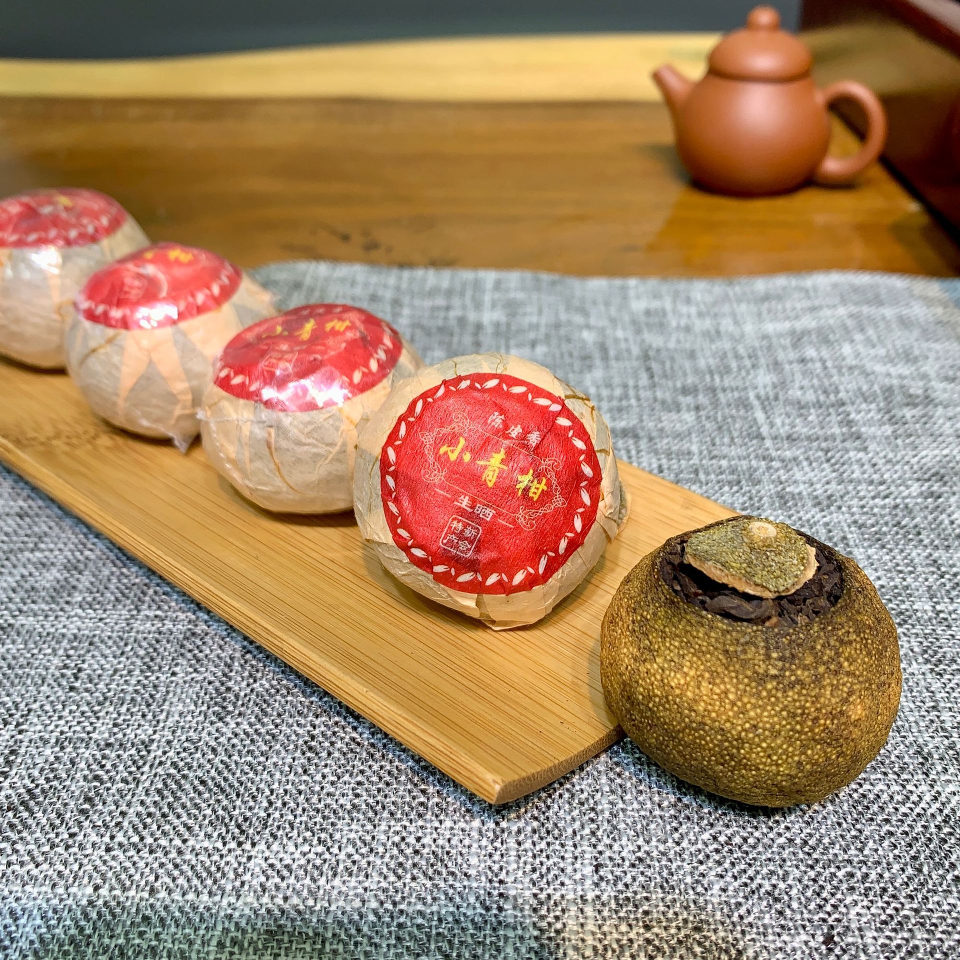 Wholesale Xinhui specialty dried green orange Palace Pu'er tea green Peel Green Orange Pu'er tea cooked tea can be sent on behalf