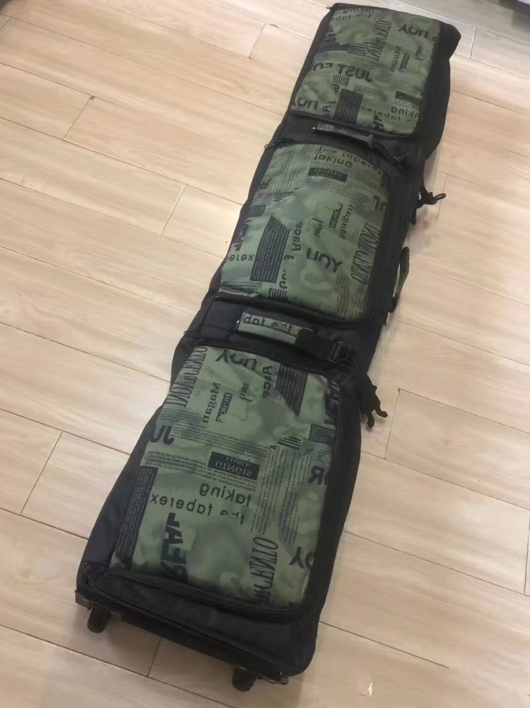 Snowboard Bag Camouflage Single and Double Board Universal Compartment Dry and Wet Separation Large Capacity Wheeled Snowboard Bag