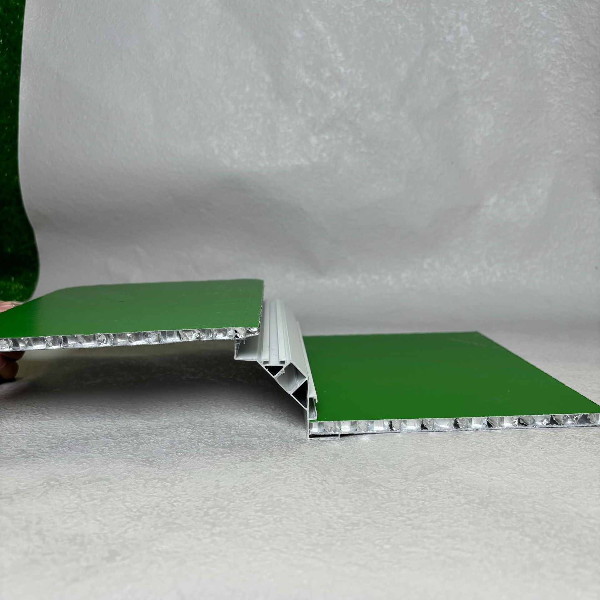 Honeycomb panel secondary aluminum beam integrated ceiling living room dining room dust-free curved surface inclined luminous aluminum beam