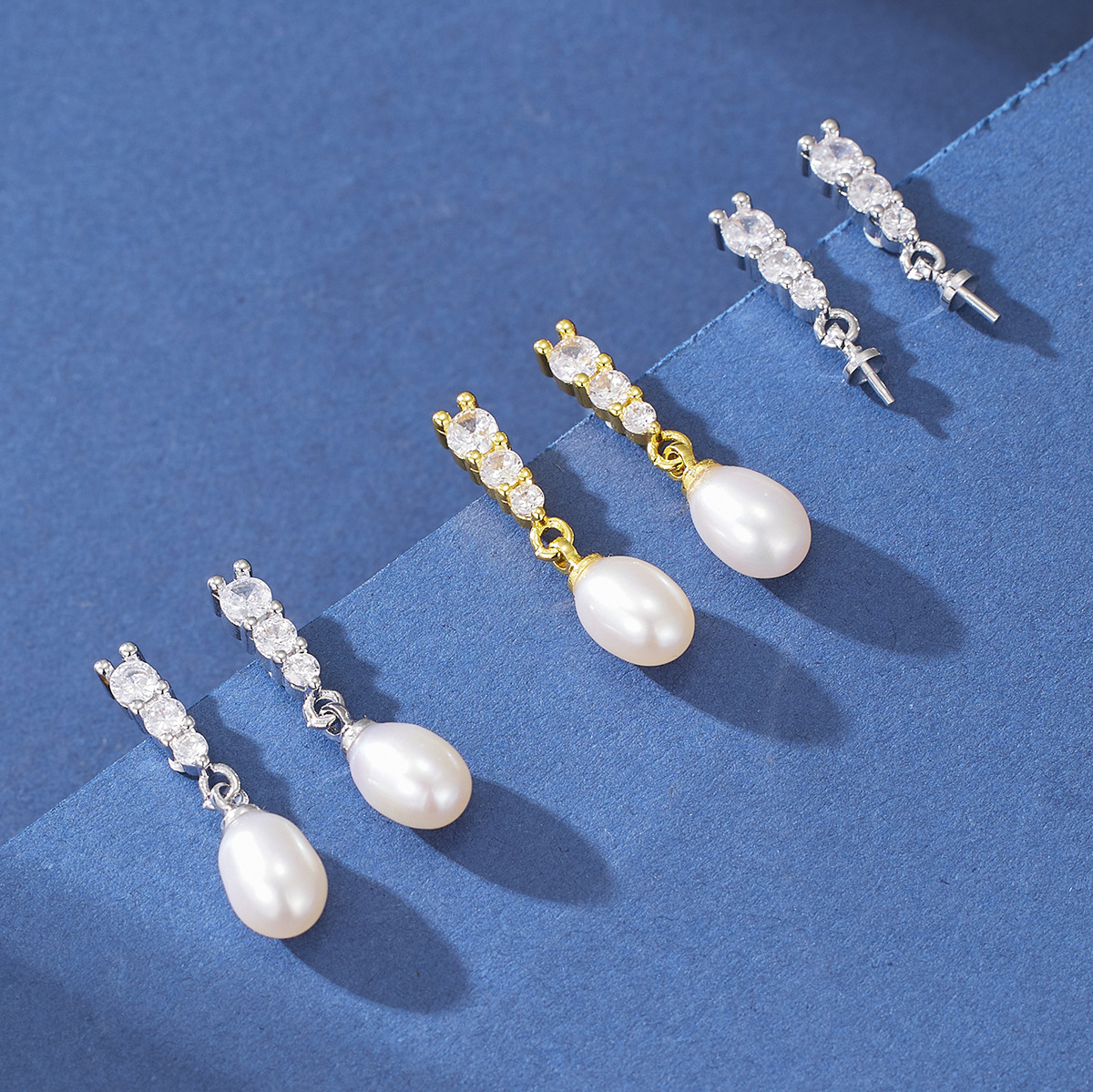 Autumn and Winter Pearl Sparkling Diamond Earrings for Women, French Design, Accessible Luxury Short Earrings, Niche Fashion Earrings Source Factory