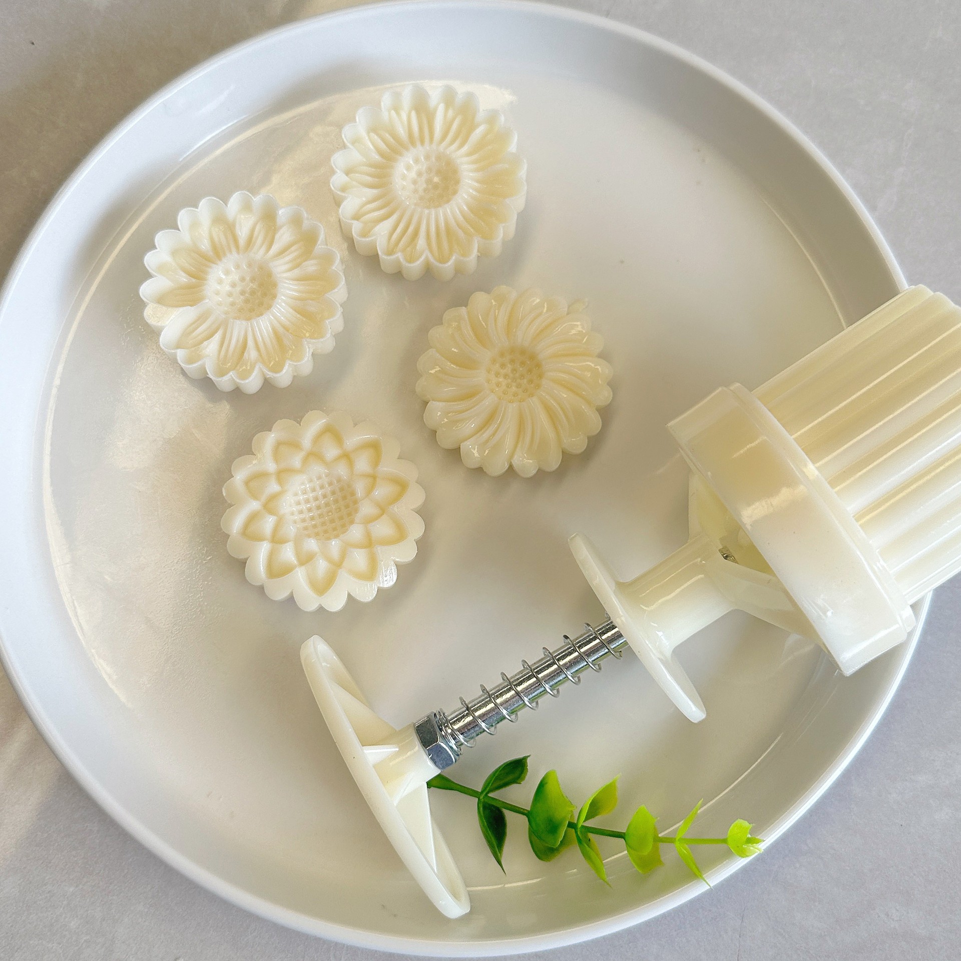 Hongyin Zhenpin 50g Stereo Artificial Small Daisy Peach Mountain Skin Mooncake Mung Bean Cake New Hand-Pressed Mold Set