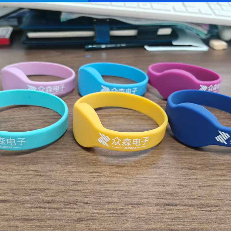 Water Park Rfid Card Wrist Card Id/Ic Silicone Bracelet with Chip Smart Lock Door Card Can Be Customized in Batches