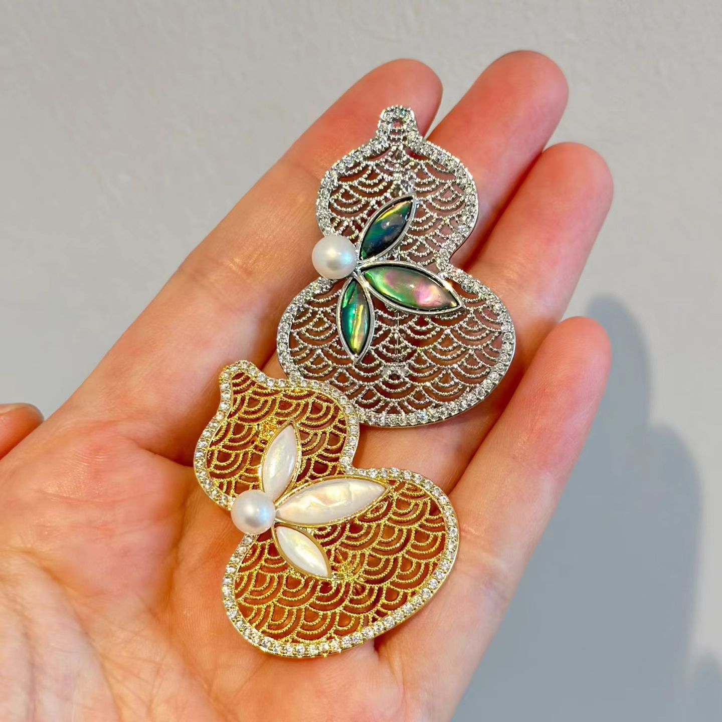 New Natural Freshwater Pearl Brooch, Retro New Chinoiserie Cut Out Gourd White Mother-Of-Pearl Elegant Corsage Brooch Accessories