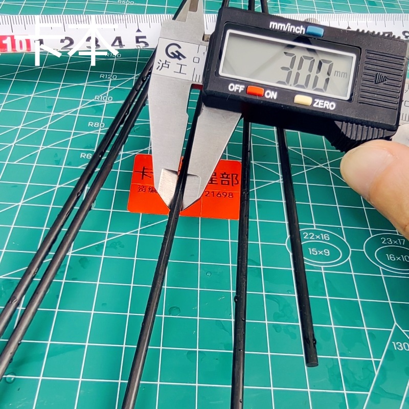 Производитель поставляет прочные стержни из углеродного волокна с высоким сопротивлением провисанию, можно резать по длине