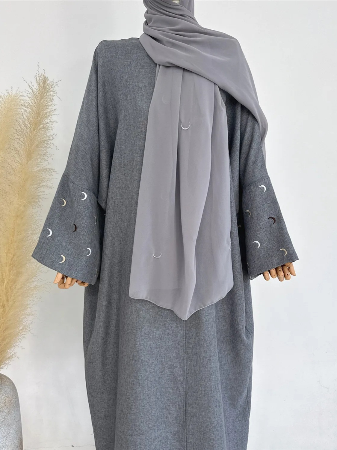 Embroidered Turkish Muslim New Style Dress Women's Loose Elegant Coat Moon Embroidery Robe Cardigan