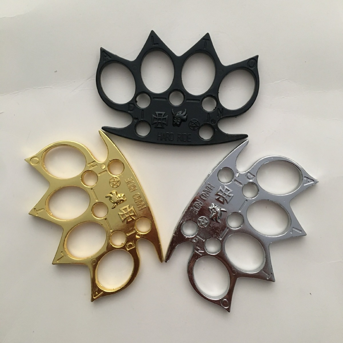 Refers to tiger anti-wolf thickened iron fist knuckles ring four fingers with thorns hand brace self-defense broken window with the car to survive self-defense