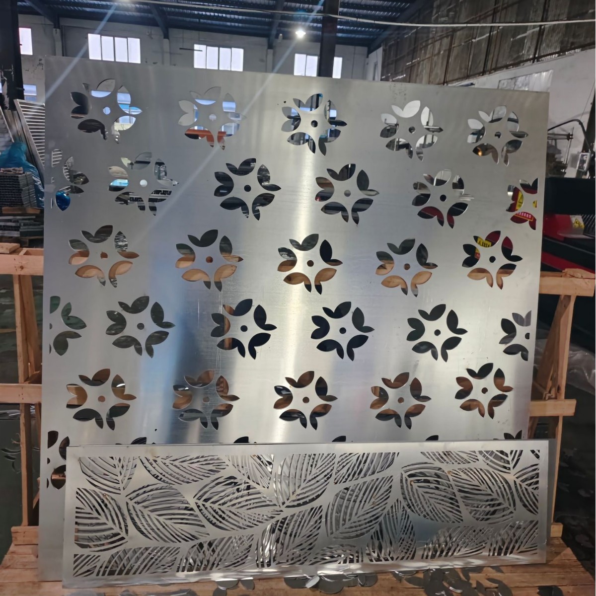 Производители лазерной резки из нержавеющей стали выполняют различные проекты металлических фасадов и обрабатывают изделия нестандартной формы