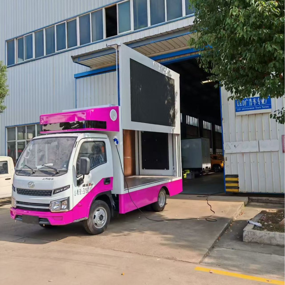 Outdoor Car Led Vending Cart with Installment Payment Options, Suitable for Street Food Like Spicy Hot Pot and Fried Skewers, Can Be Registered and Driven on the Road