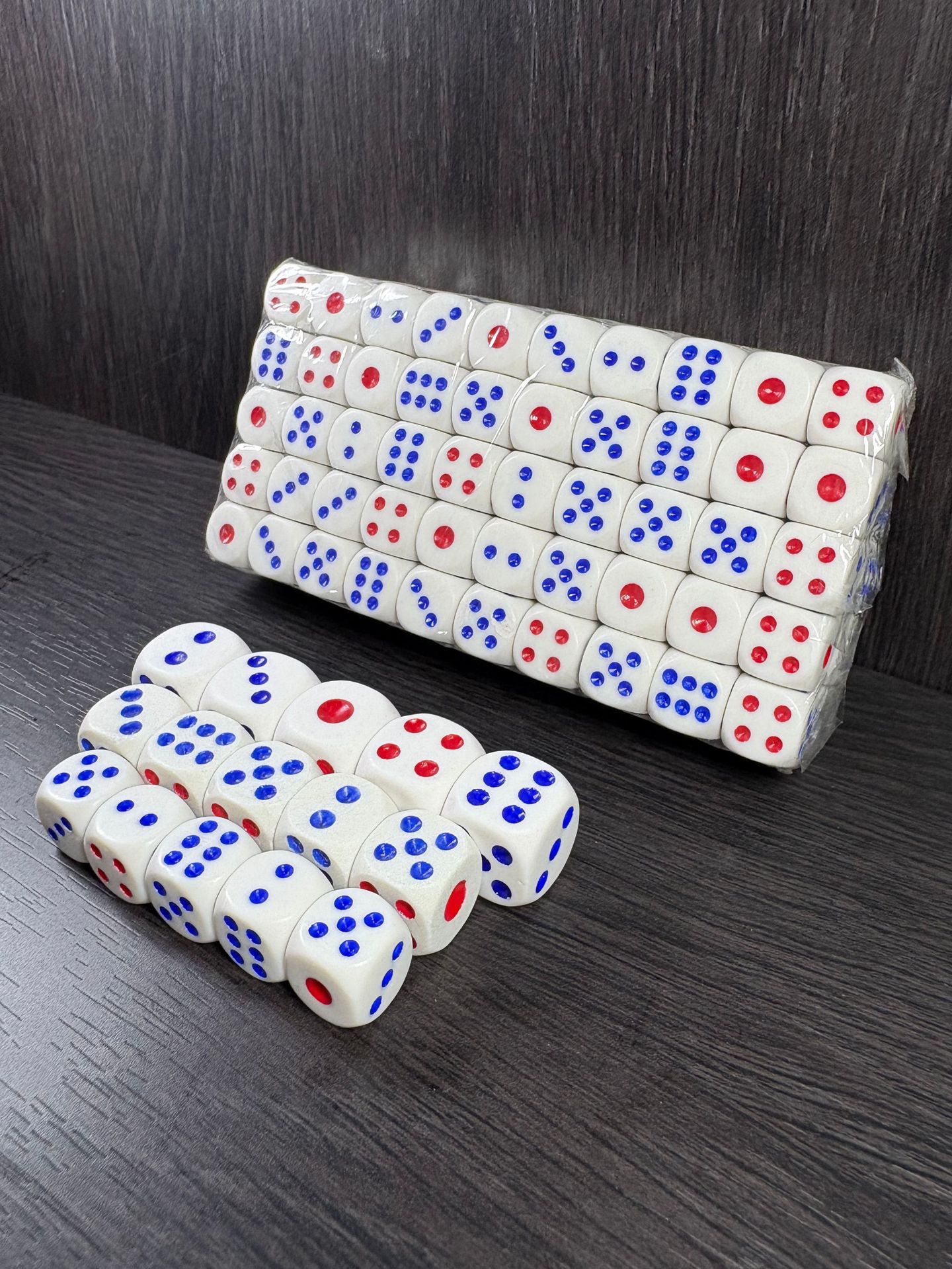 New Beer Gift White Red and Blue Dot Shatter-Resistant Plastic Dice for Food Stalls, Ktv Bars, Nightclubs, Drinking, Cheap Dice