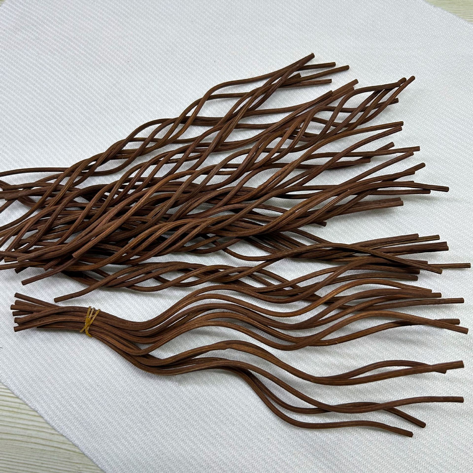 Supply of Brown Natural Aromatherapy Diffuser Sticks, Coffee-Colored Flameless Aromatherapy Shaped Rattan Sticks with Long-Lasting Fragrance, Wholesale from Manufacturer
