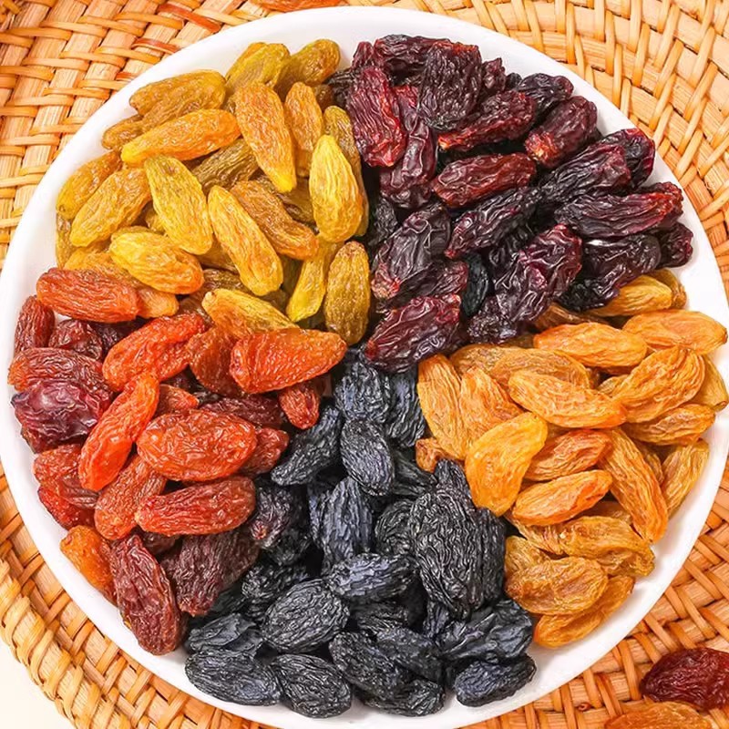 Семечковые изюмы четырех цветов Синьцзян Смешанные многоцветные изюмы Турпана оптовая продажа