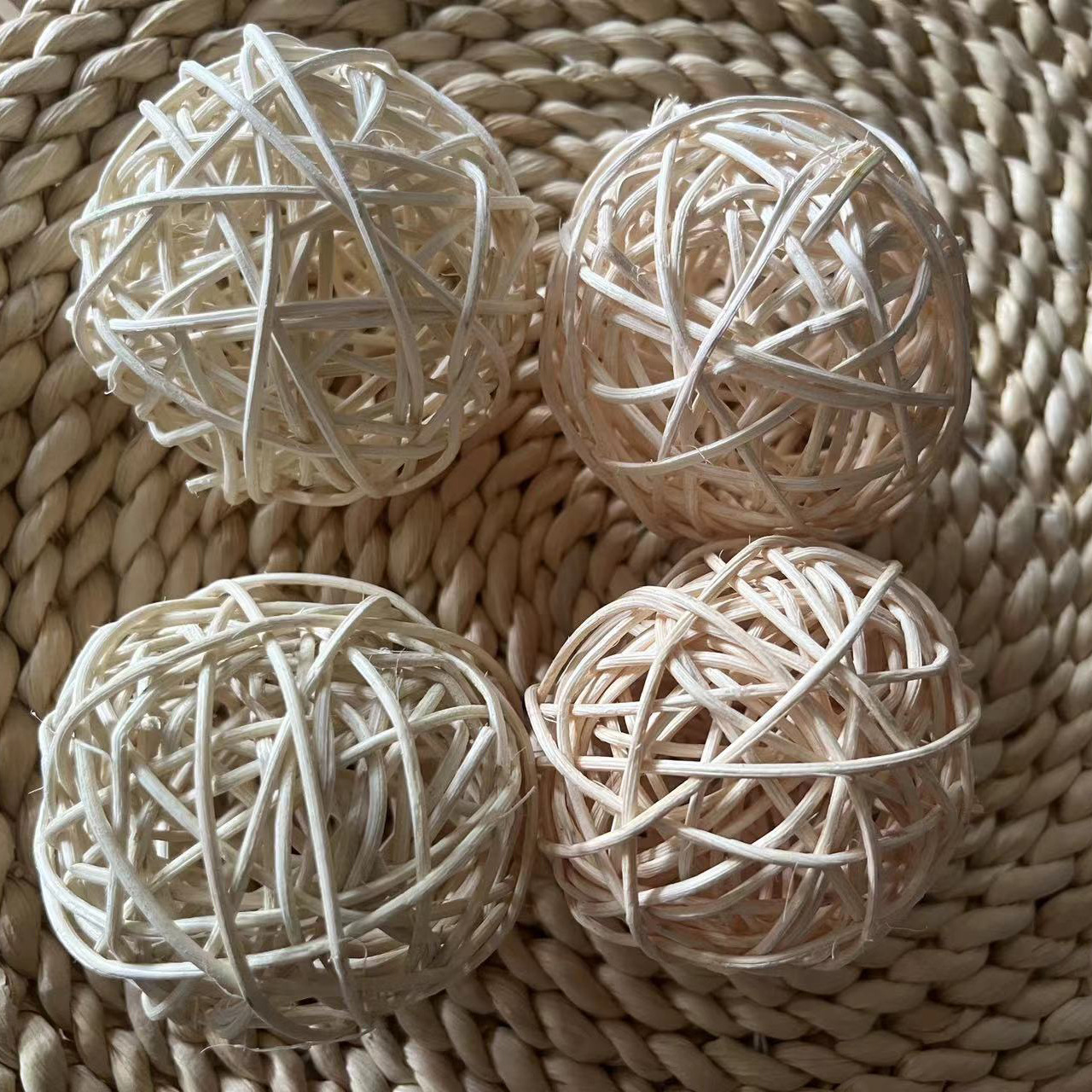 Pet supplies Totoro hamster rabbit parrot bite molar natural color rattan ball handmade woven ball wholesale