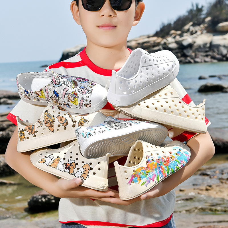 Новые детские дырявые обувь, легкие, дышащие, быстро сохнущие пляжные туфли, принтованные мультяшные, водонепроницаемые, толстая подошва, сандалии для мужчин и женщин