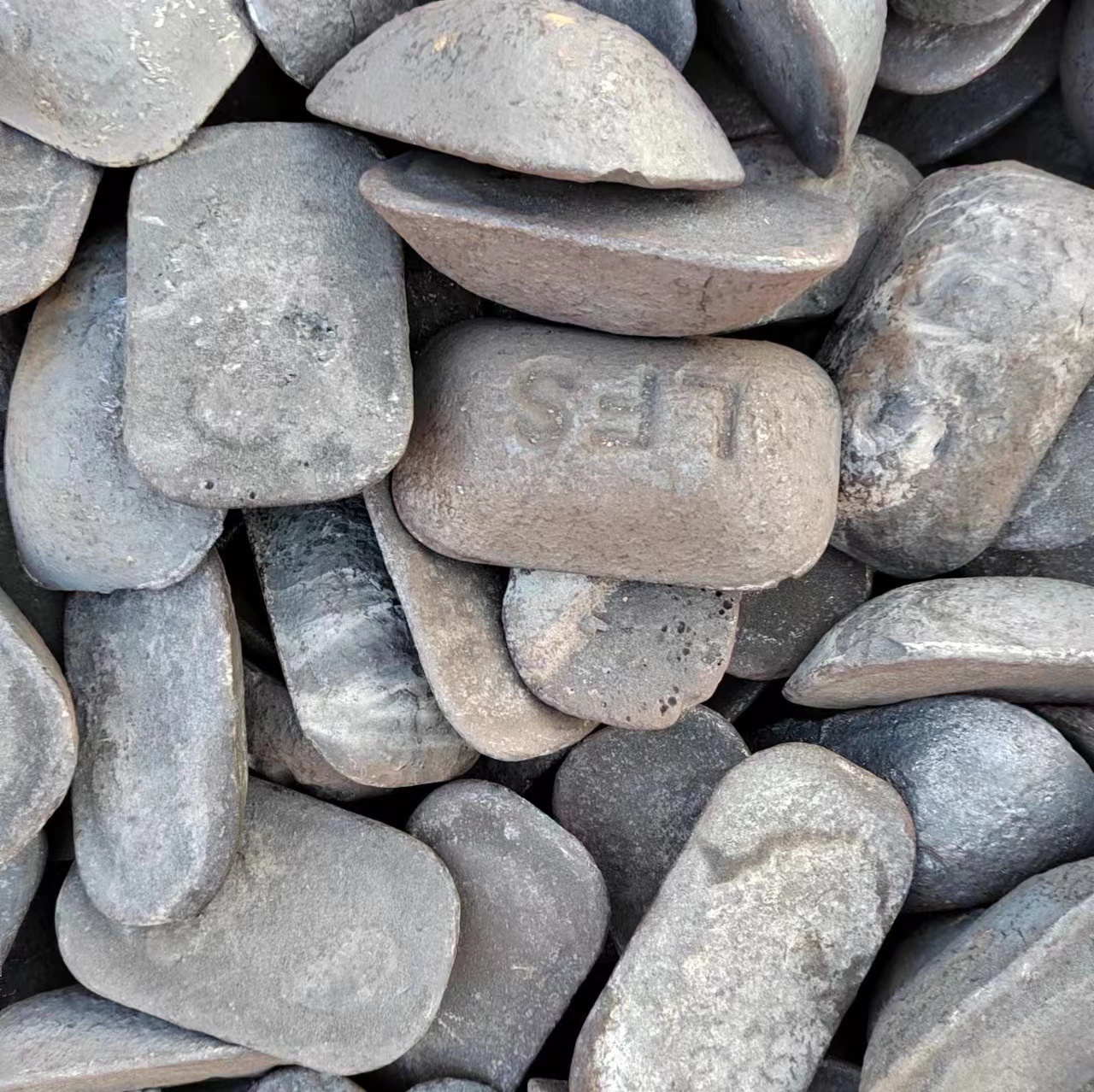 Spot Supply of Cast Pig Iron Q10 Steelmaking Iron Smelting Counterweight Q12 Ball Mill Pig Iron for Mechanical Manufacturing