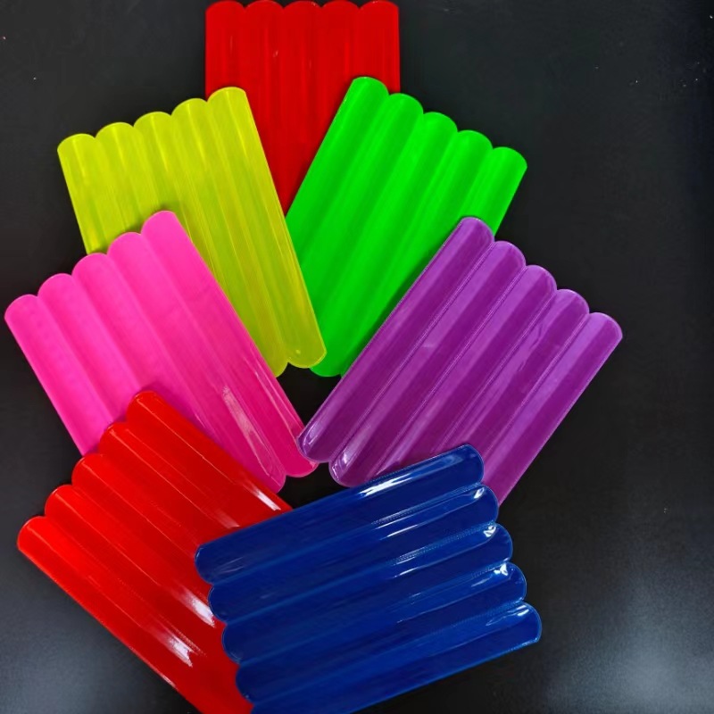 В наличии светоотражающее защелкивающееся кольцо 3 * 22CM наружный детский браслет безопасности светоотражающий браслет