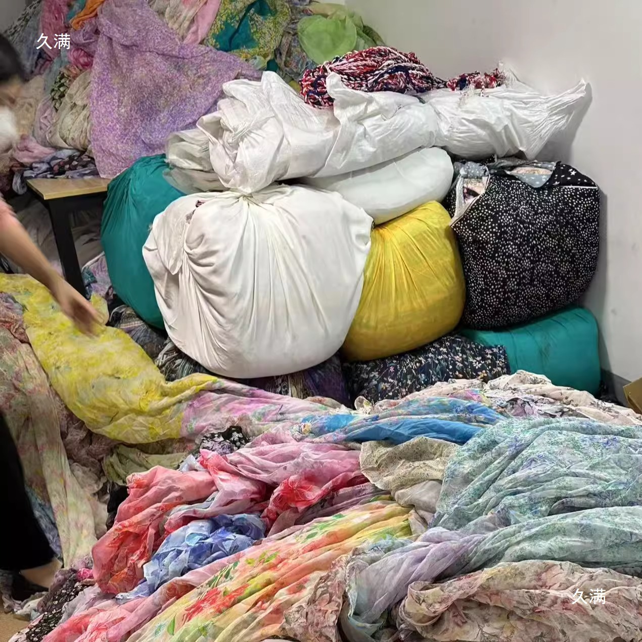 Mulberry Silk Large Pieces of Printed Crepe De Chine Fabric for Making Clothes and Dresses by the Piece