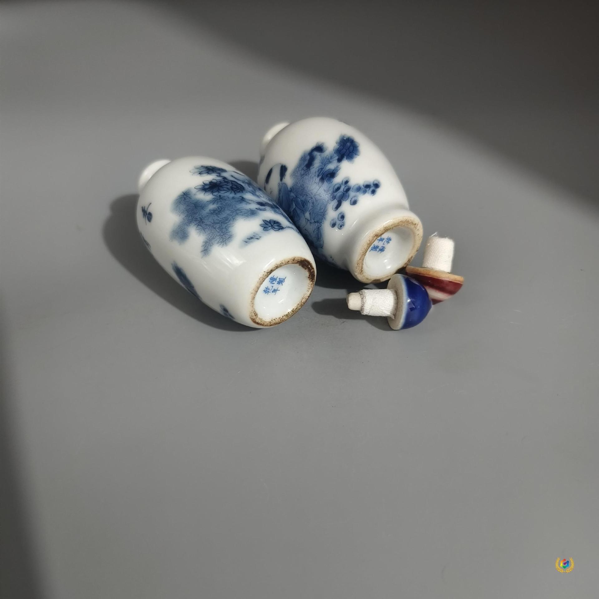 ✅ Imitation of Qianlong Antique Porcelain Snuff Bottle with Printed Painting of Blue and White Children Playing Chess and Playing Folk Gift Props