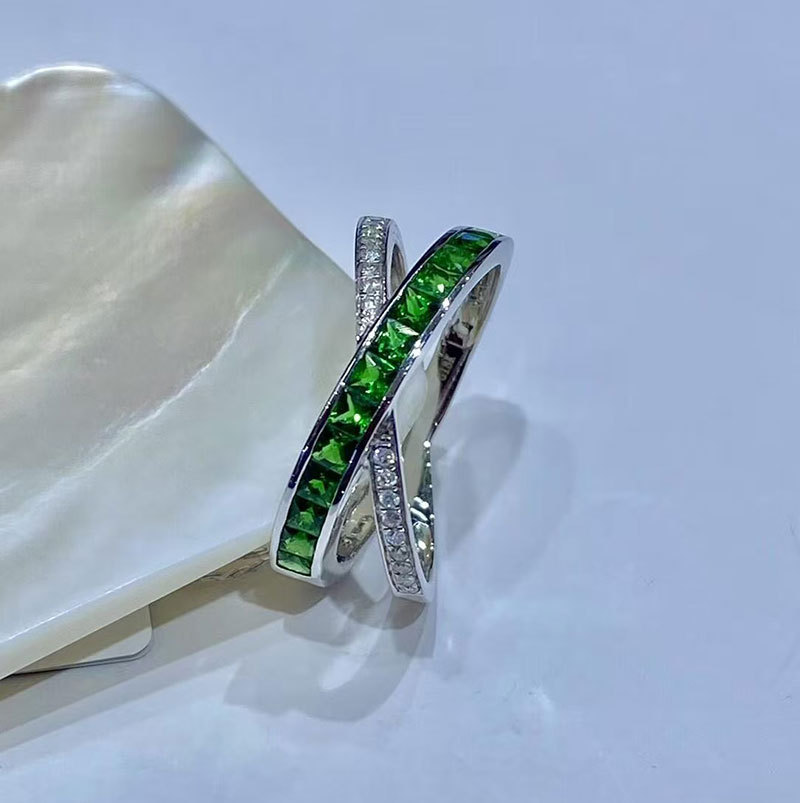 Platinum Pt950 Cross Ring Inlaid with Laboratory-Grown Diamond Tsavorite Green Gemstone Ring for Women