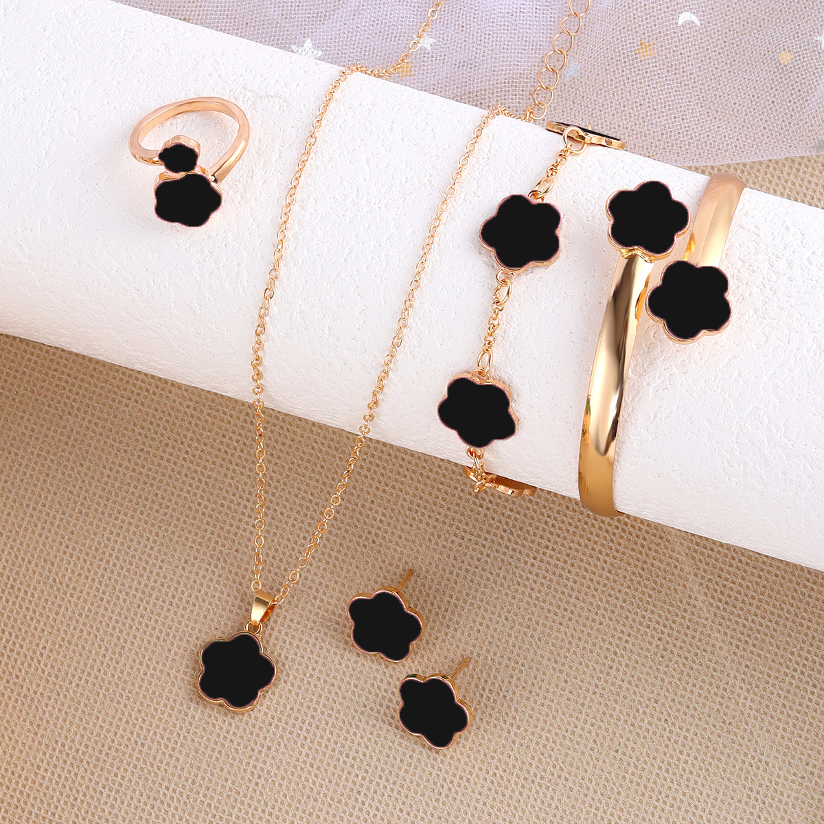 Cross-border Korean version of the new five-leaf flower fashion lucky earrings necklace bracelet ring suit five-petal flower manufacturers