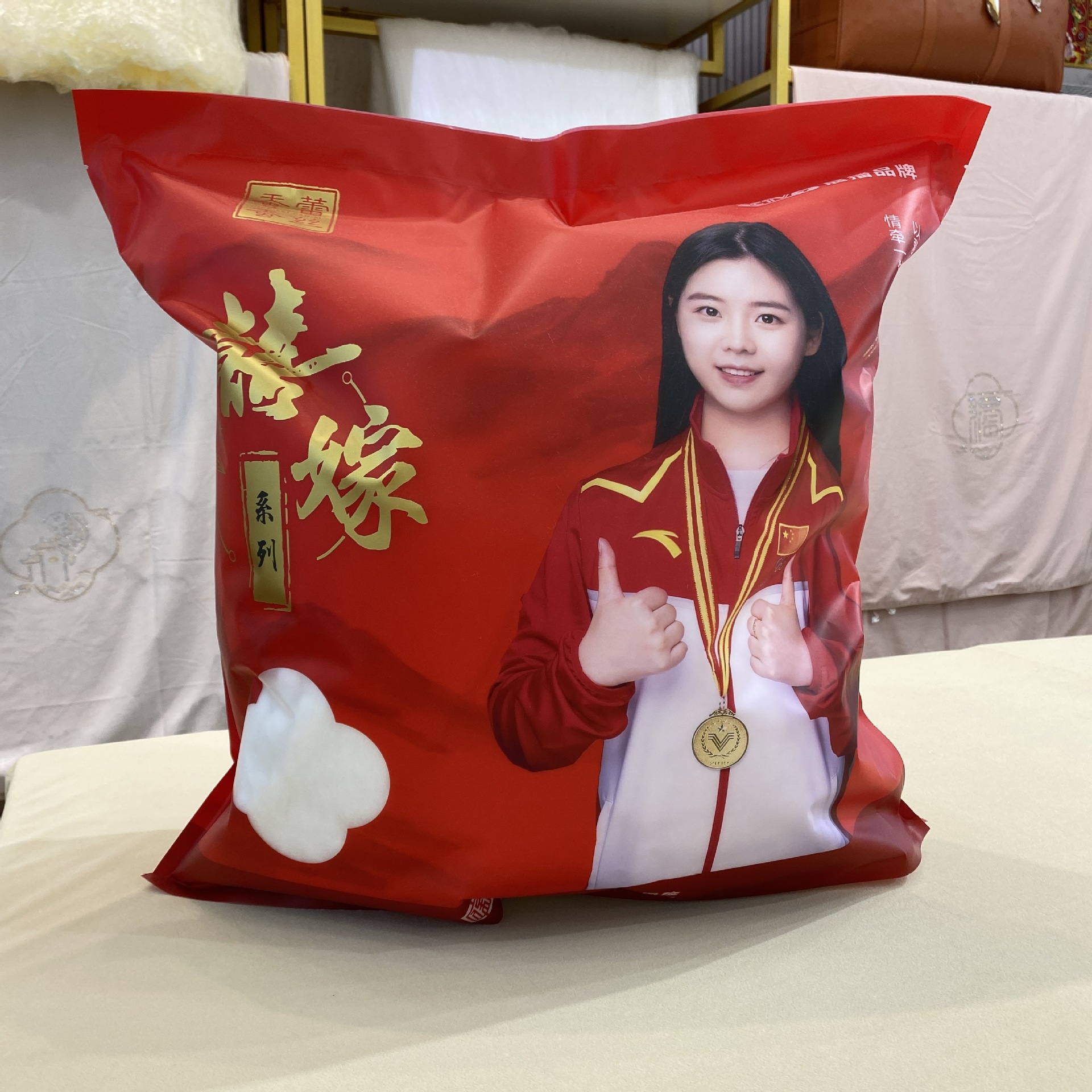 Pure mulberry silk light tire silk raw materials wholesale gold double Palace silk naked tire Tongxiang handmade silk quilt tire core