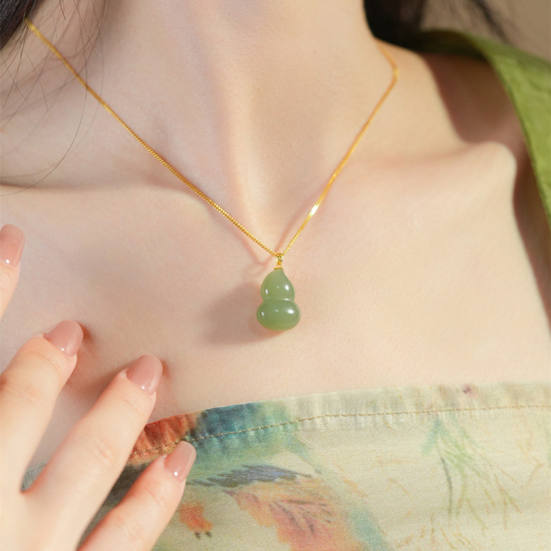 Natural Hetian Jade Clear Water Water Hyacinth Pendant Necklace for Women and Mothers Jade Pendant 18K Gold Inlaid Small Pendant for Men and Women