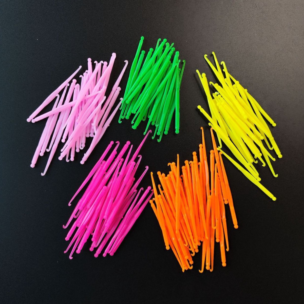 Кросс-бордерные пластиковые цветные маленькие крючковые радужные резинки для вязания, аксессуары для вязания, маленький крючковый браслет