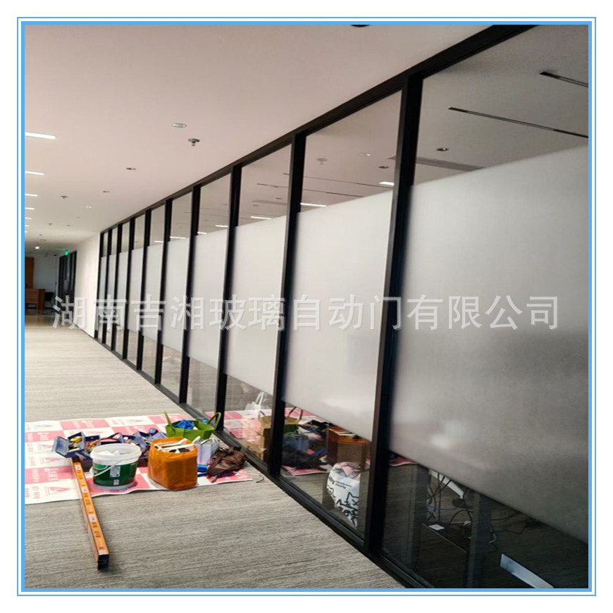 Перегородка из ультра белого стекла Матовое стекло Алюминиевый сплав Нержавеющая сталь Офисная огнестойкая перегородка