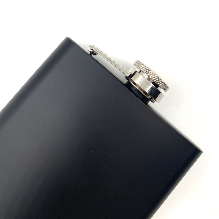 Factory Direct Sales Russian Hip Flask Outdoor Portable 6 Ounce Black Lacquer Wine Bottle Wholesale Stainless Steel Hip Flask