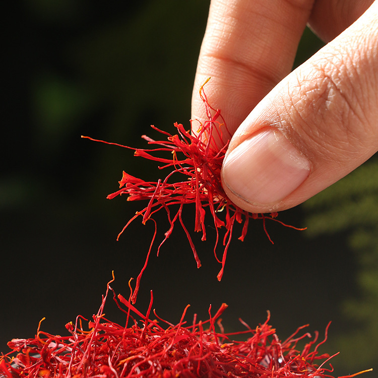Iranian Saffron in Small Bottles, Ready-To-Eat Saffron for Soaking in Water, One Piece Can Be Used as Tea or Medicine, Food and Medicine from the Same Source, Gift Box
