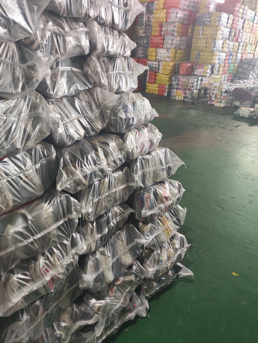 Used Shoes Old Export to Africa and Southeast Asia Professional Sorting and Shipping Clearance One-Stop Service Used Shoes