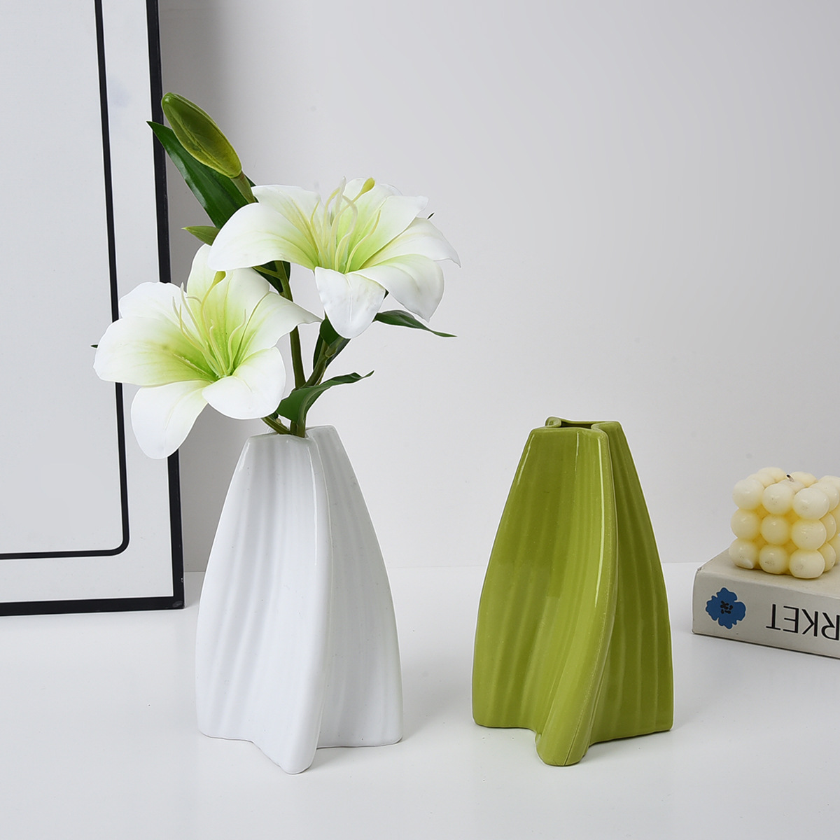 New Product Dopamine Style Plastic Vase Home Decorative Ornaments Lily Dried Flower bouquet Fake Flower Arrange Advanced Sense