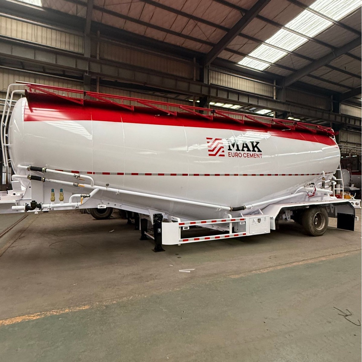 Полуприцеп для сыпучего цемента 50 кубов, бак для гранулированной мочевины, бак для сухих смесей, бак для гидроксида кальция