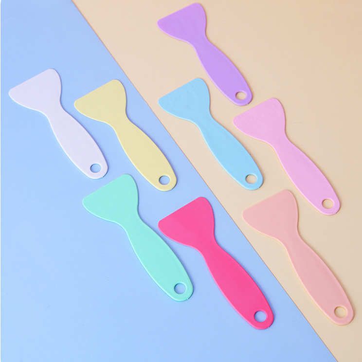 Small yellow shovel plastic small scraper multi-function scraper defrosting and removing ice and snow shovel hand account tool cleaning scraper