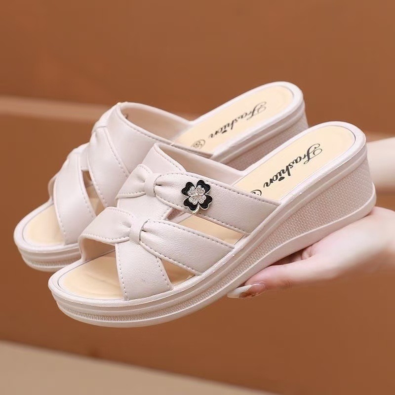 New Style Mom Slippers for Women to Wear Outside in Summer Thick-Soled Versatile Non-Slip Wedge Heels Lightweight Soft-Soled Middle-Aged Ladies Sandals