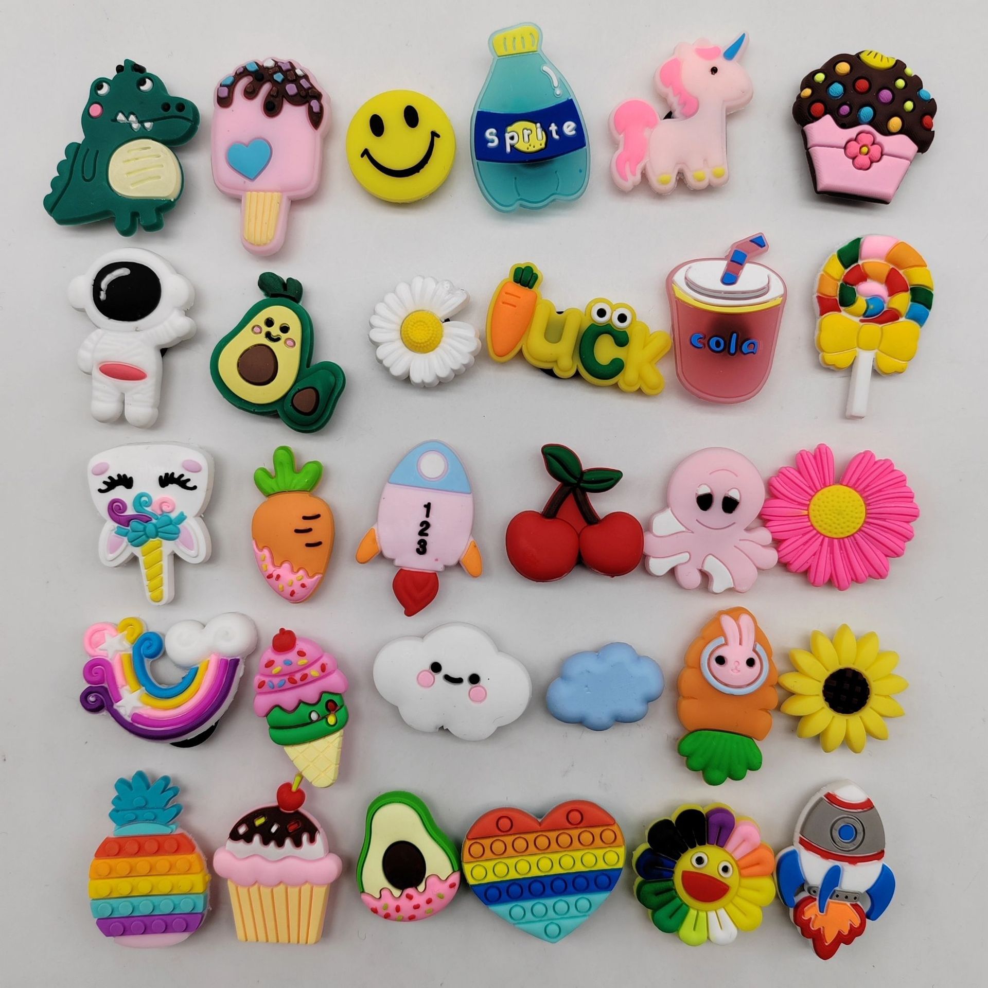 Cross-border hole shoes flower shoes buckle shoes decoration PVC soft rubber diy accessories cute cartoon shoes Buckle bottom buckle decoration